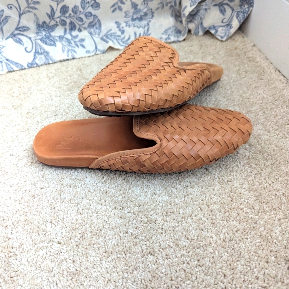 Olukai woven slides worn once and in great condition size 10.